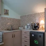 Bougainvillea House 2 شقة كالاماتا