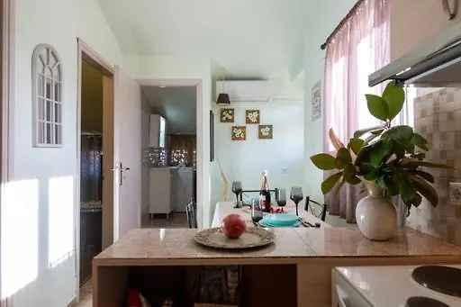 Bougainvillea House 2 * 칼라마타